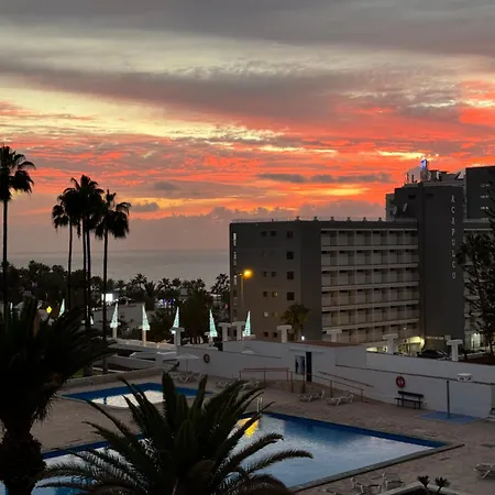Americas With Pool View Apartment