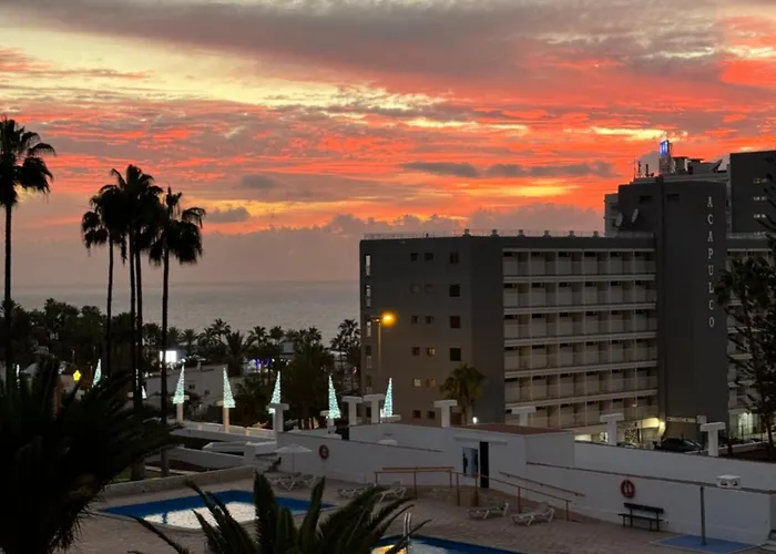 Americas With Pool View Апартаменти